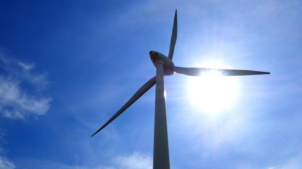 Windrad mit blauem Himmel - Gute Perspektiven für erneuerbare Energien